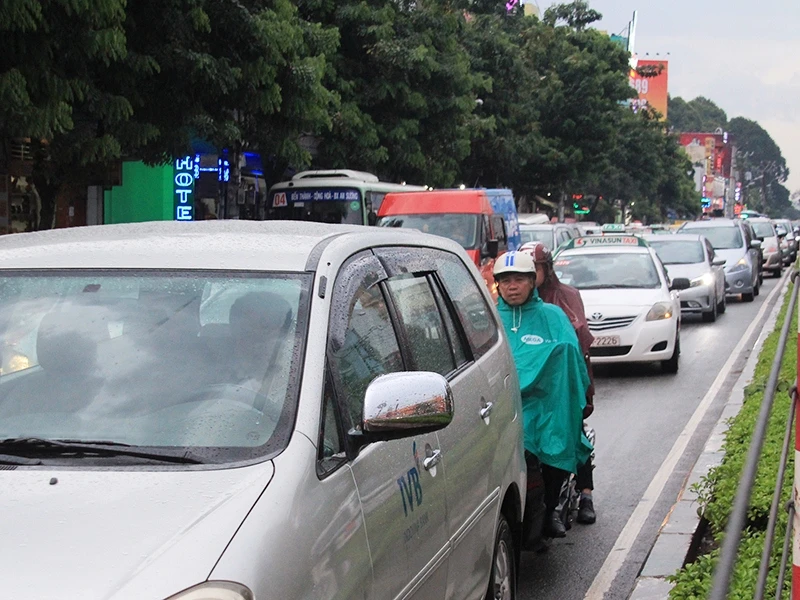 Tuyến đường Cộng Hòa ùn ứ theo cả hai chiều cuối ngày 1-8